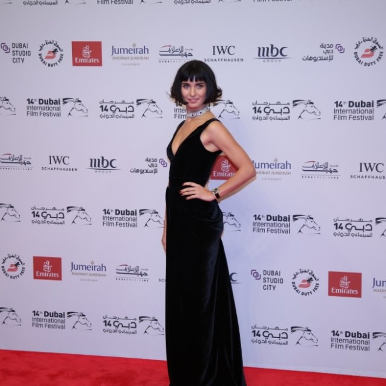 مي سليم بفستان اخضر براق وقصة الاكتاف المكشوفة