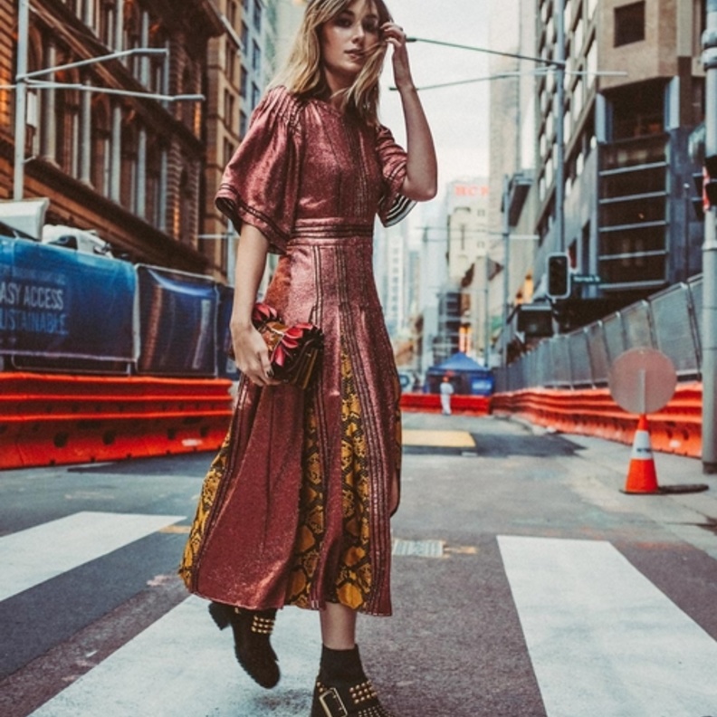 ستايل أنثوي وجذاب بالفستان الميتاليك بدرجة اللون الزهري مع صندل أنيق وراقي