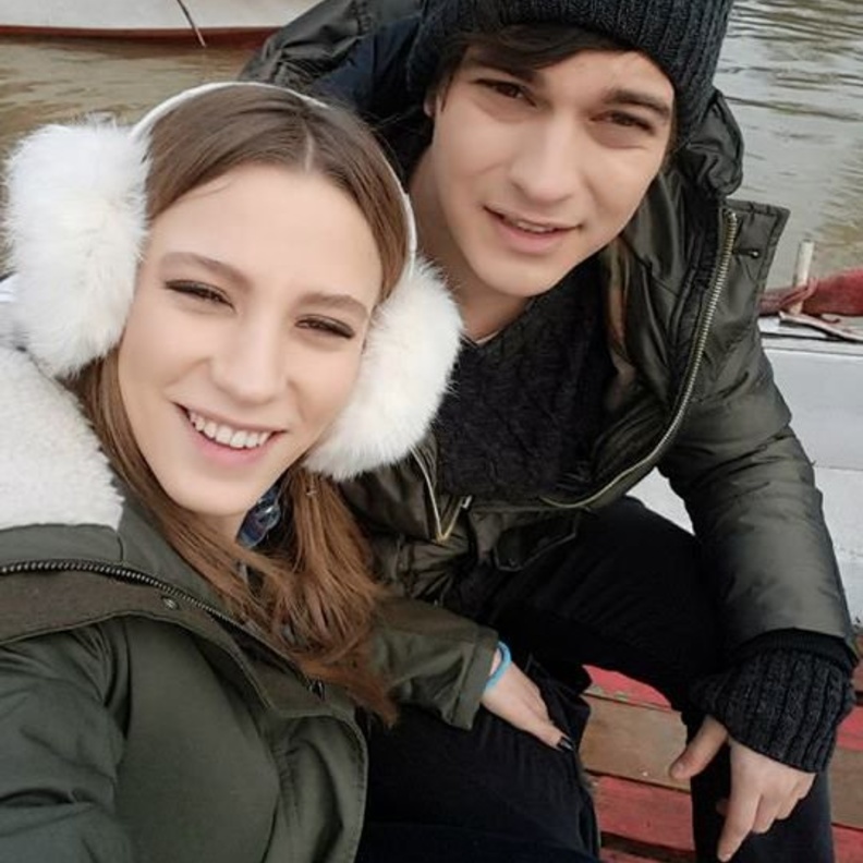 شاتاي أولسوي يخون حبيبته في أمريكا