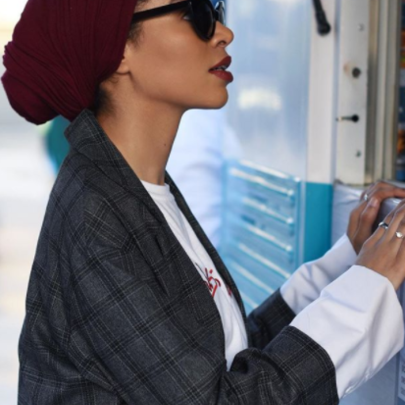 زينب علي حمود تنسّق ألوان أكسسواراتها بذكاء وأنوثة.