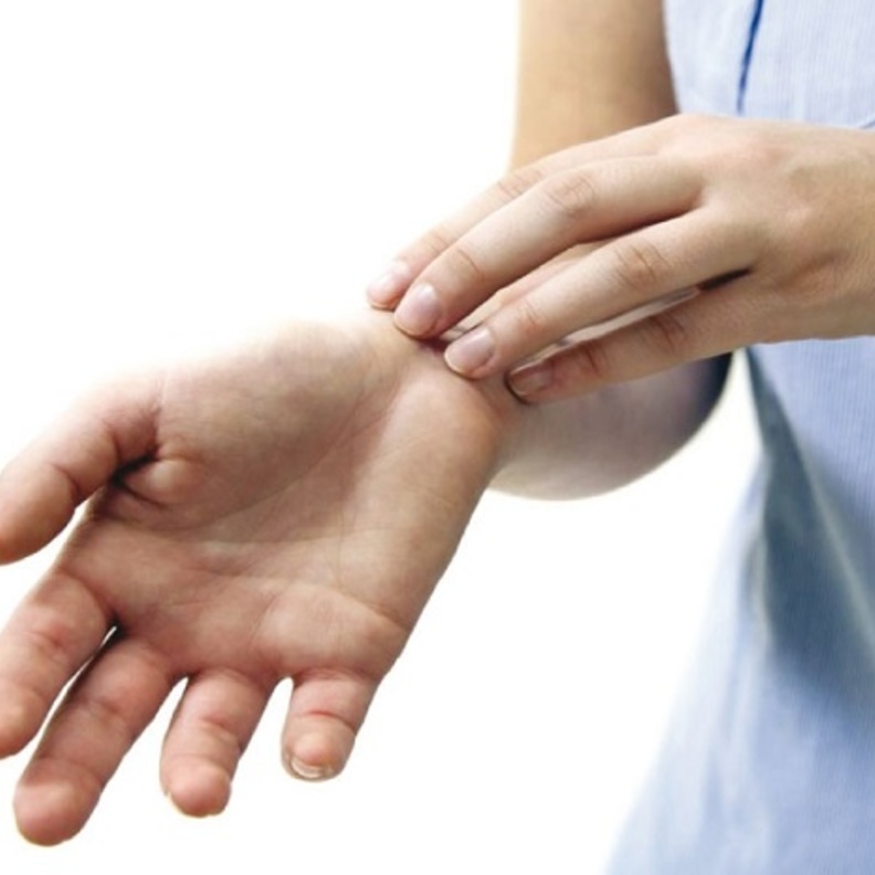  حكة الجلد من أبرز أعراض الاكزيما.