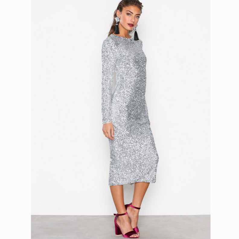 اطلالات شبابية لافتة تحصلين عليها بازياء الترتر