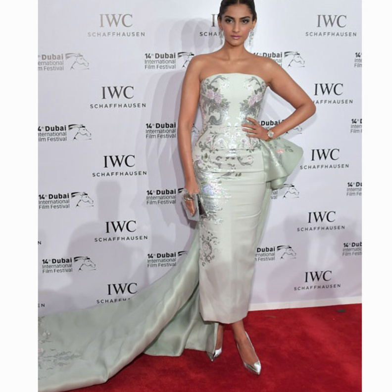 مريم سعيد بفستان سهرة باللون الازرق الفاتح مع التول