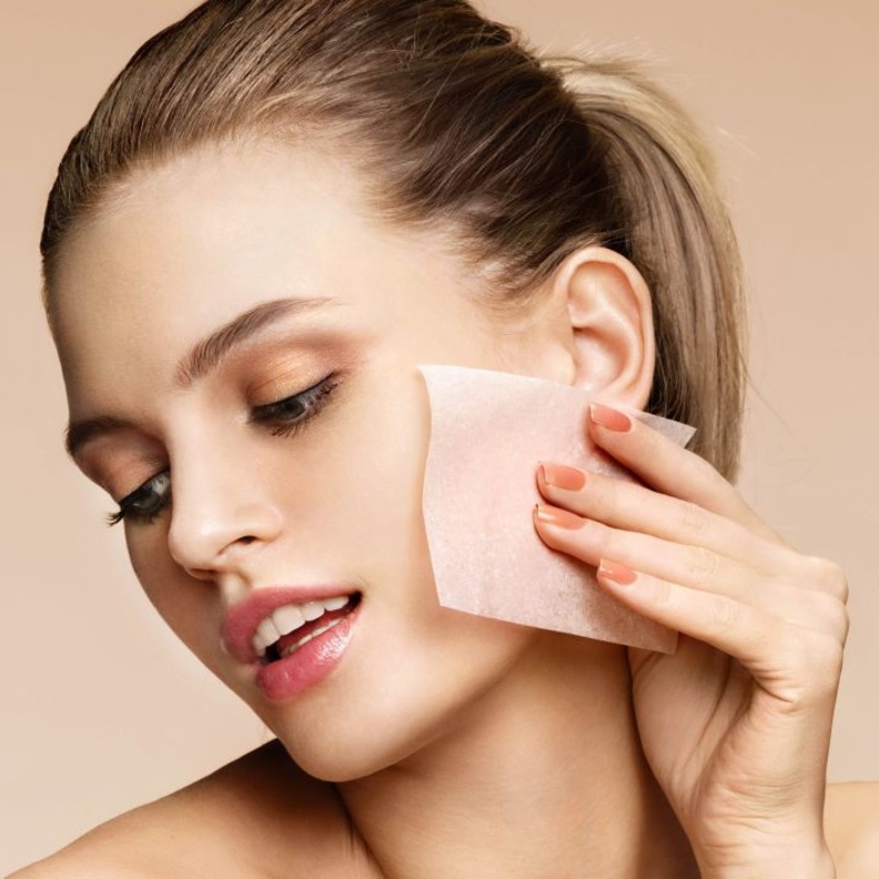 استخدمي المحارم المخصصة لإزالة الزيوت