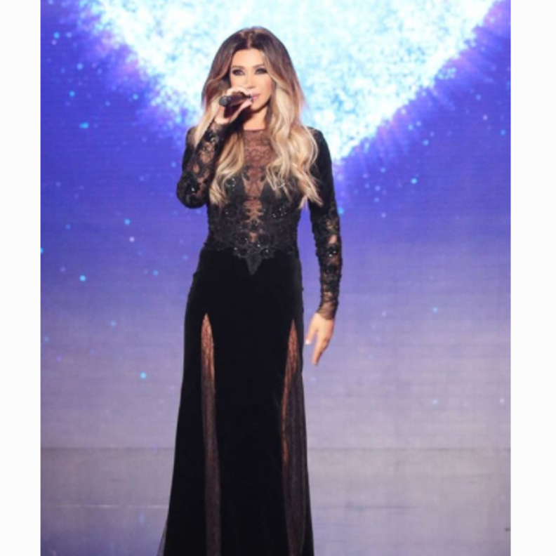 نجوى كرم تجمع اللّون الأسود بالدّانتيل مع فستان محتشم بالأخضر وبالقماشة النّاعمة