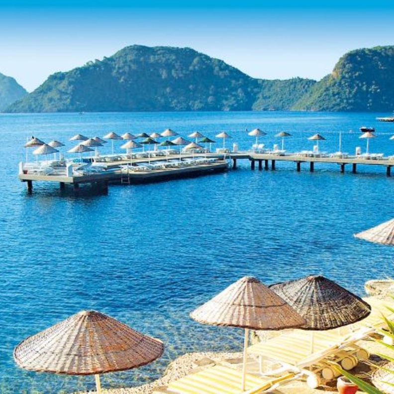 شاطئ إنسيكوم، شاطئ جميل تزينه الأشجار والنباتات الزهرية ويشتهر برماله الناعمة ذات اللون الذهبي الداكن