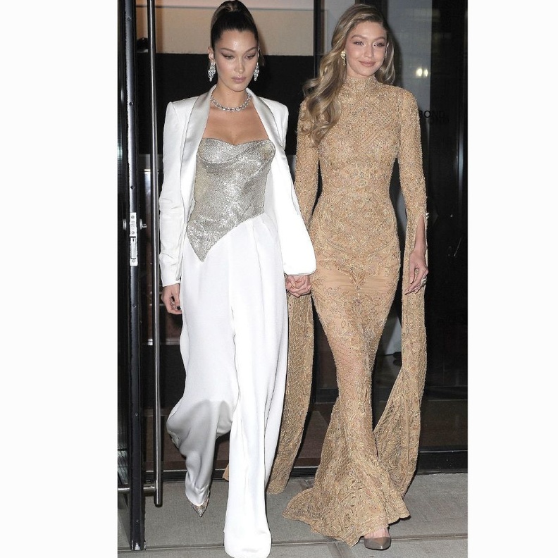 اطلالة ناعمة باللون الأبيض من ذا رو اختارتها جيجي حديد.