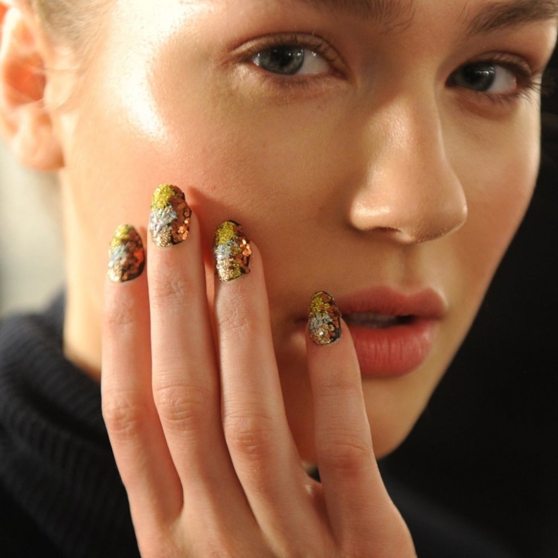 الوان اظافر ذهبية على خطى عارضات ‏Naeem khan