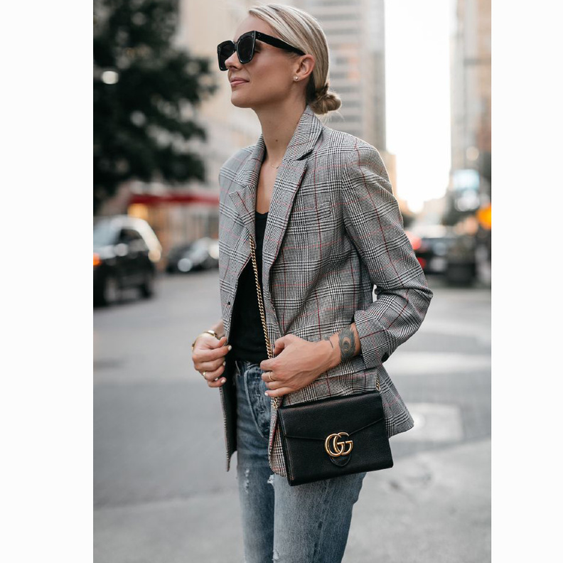 للفتيات النحيفات اخترن موديلات البلايزر بالقصة الواسعة.