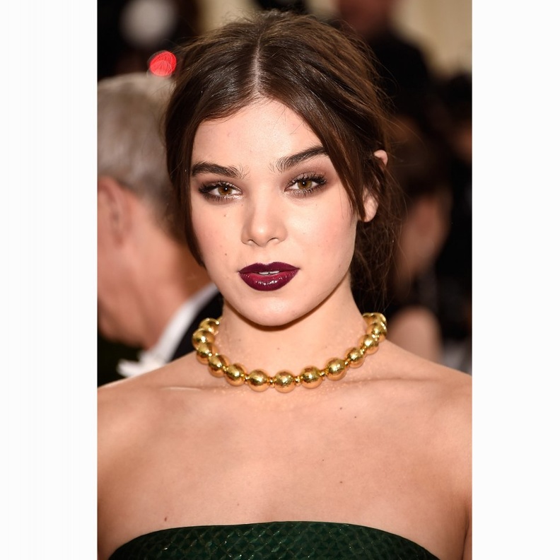 هيلي ستاينفيلد تتألق باحمر شفاه عنابي ولماع