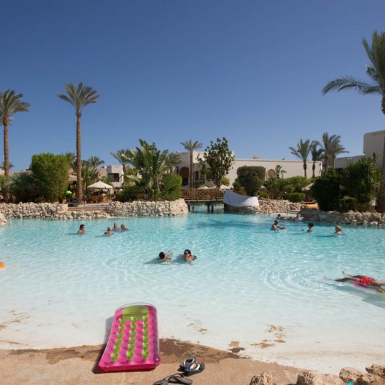 شاطئ ماليه الاصطناعي هو شاطئ من صنع الإنسان