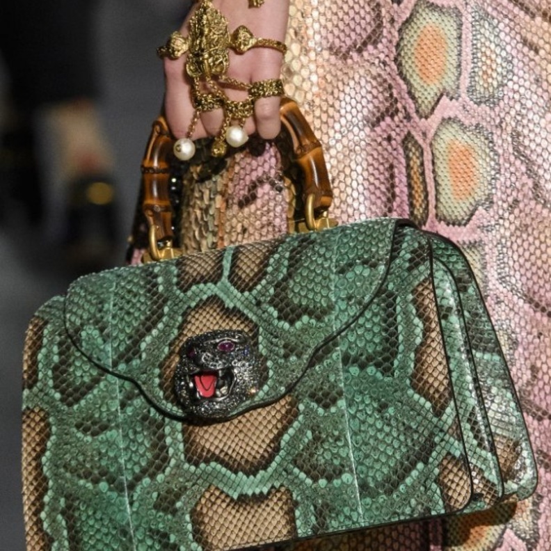 حذاء عصري ولون صري من زاديغ اند فولتير.