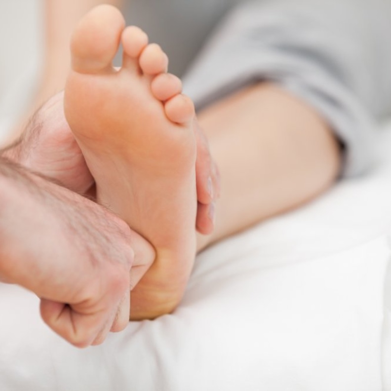  النقرس يسبب آلام مبرحة في القدمين