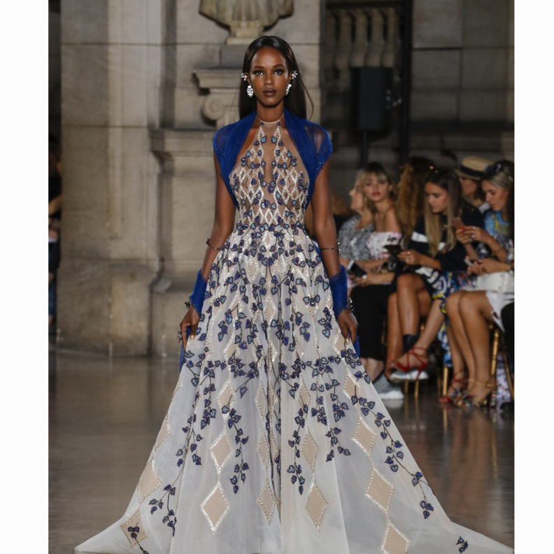 فستان خطوبة قصير منقوش بالورود المطزرة من مجموعة طوني ورد