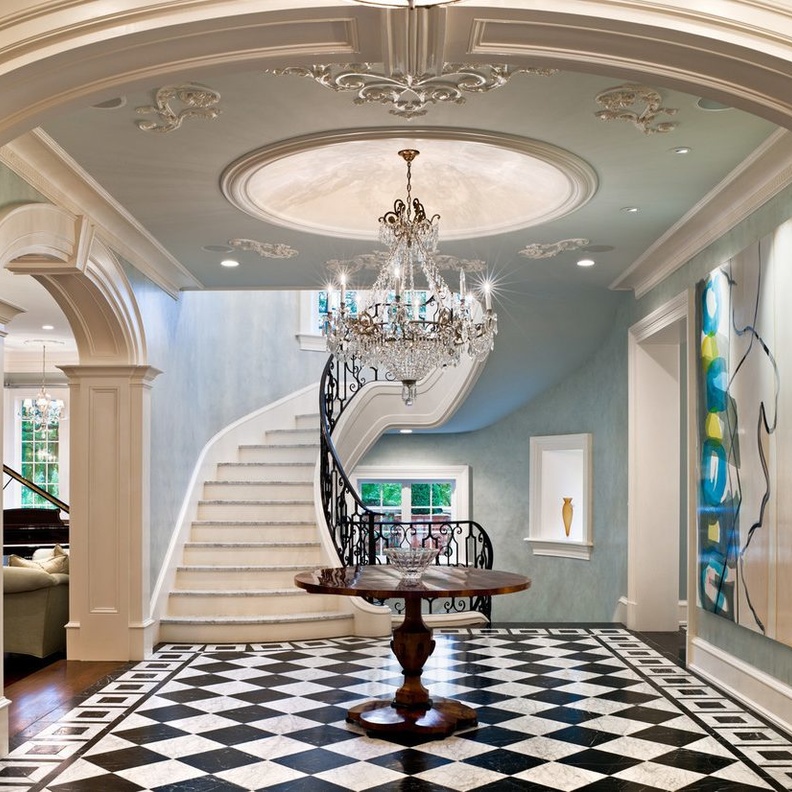 زخارف متقنة لسقف مدخل المنزل الفخم
