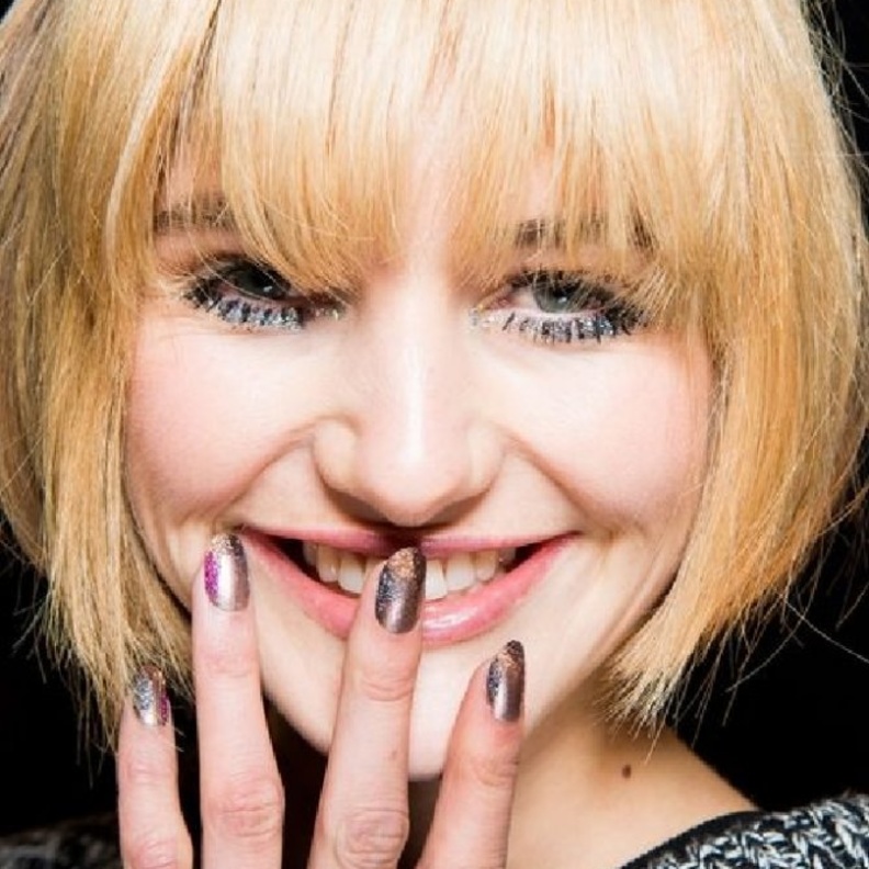 أظافر معدنية في عرض Alexis Mabille