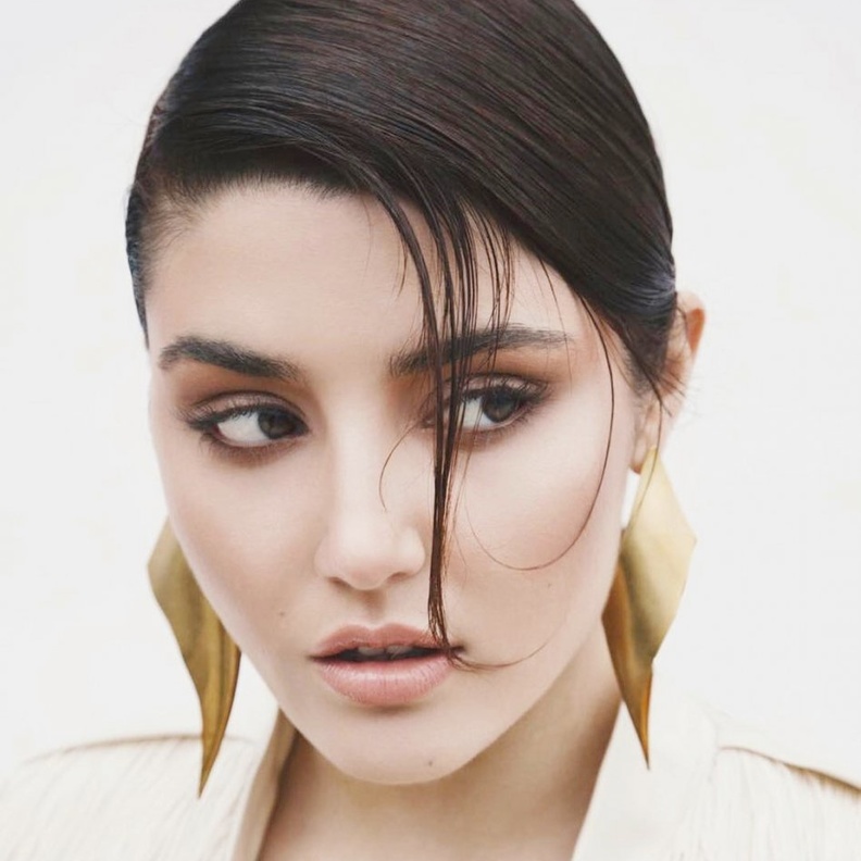 اكسسوارات شعر عصرية وضعتها هانده إرتشيل على فروة الراس