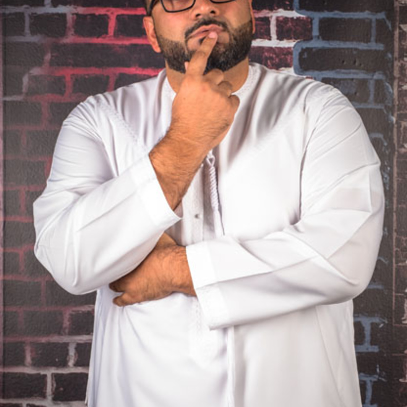 خلال آدائه على المسرح