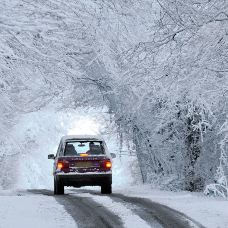 نصائح للقيادة الآمنة عند السفر على الطرقات في الشتاء