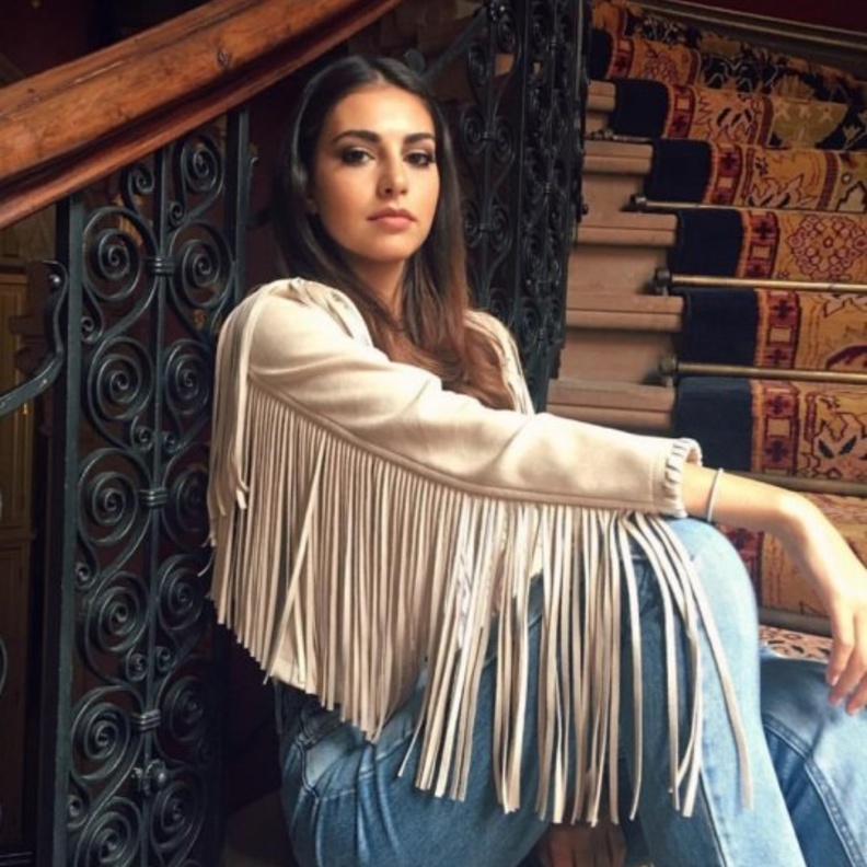 فاليري ابو شقرا تختار جاكيت جلدية مع اكمام الشراريب