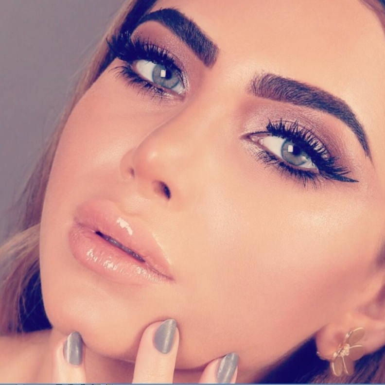 مكياج عيون ناعم بالكحل الأبيض في الجفن الداخلي مع العدسات الملونة