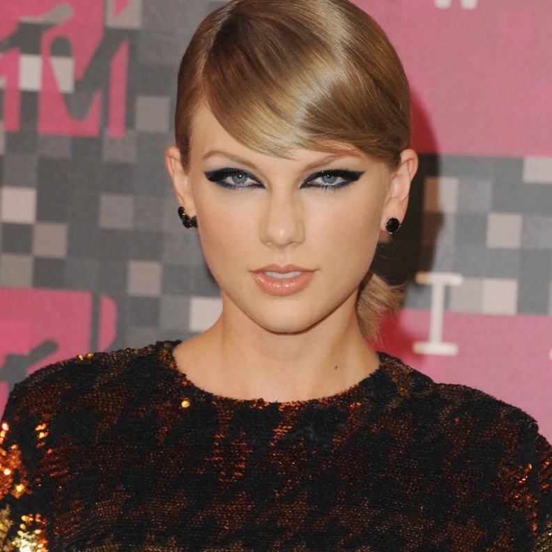 جرأة تايلور سويفت بمناسبة عيد ميلادها