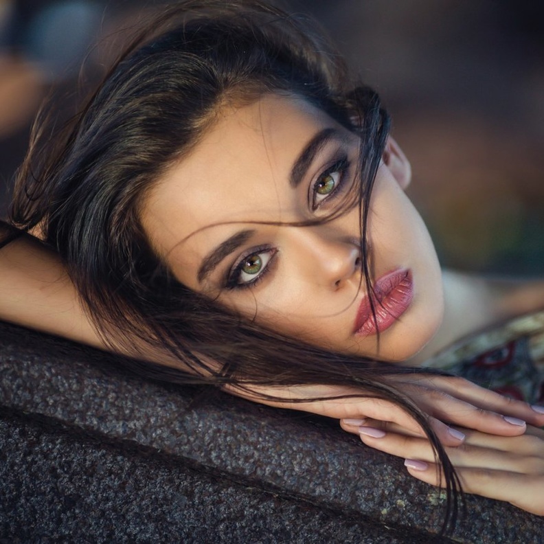 العيون الخضراء الغامقة من اجمل الوان العدسات لصاحبات البشرة السمراء.