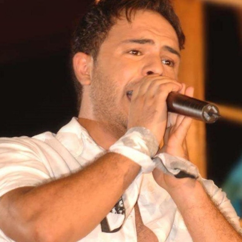 احمد الشريف يعود الى الغناء