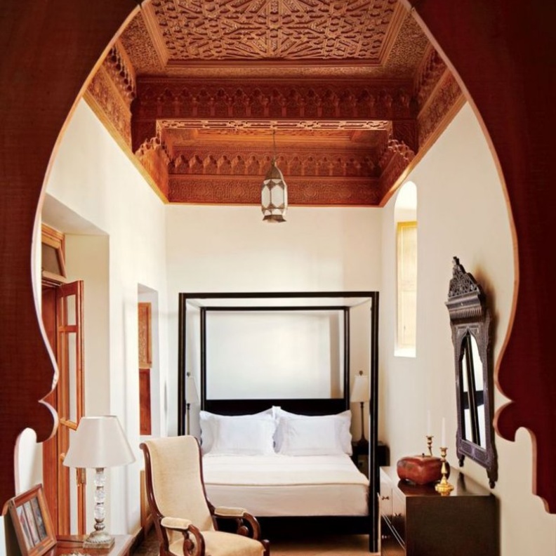 ديكور غرفة نوم يتألق بتصميم فني رائع للسقف