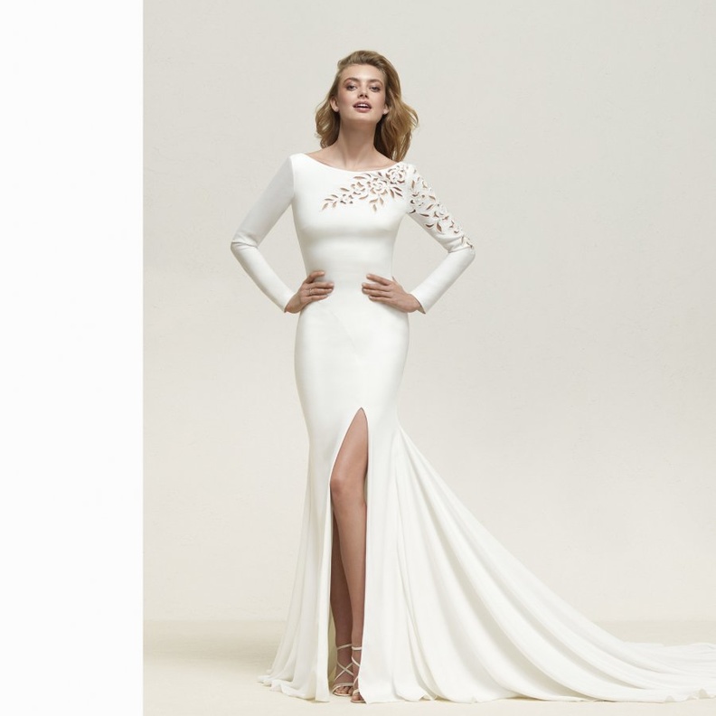 فستان من روزا كلارا من الكريب مع قصة الزورق والظهر المفتوح.