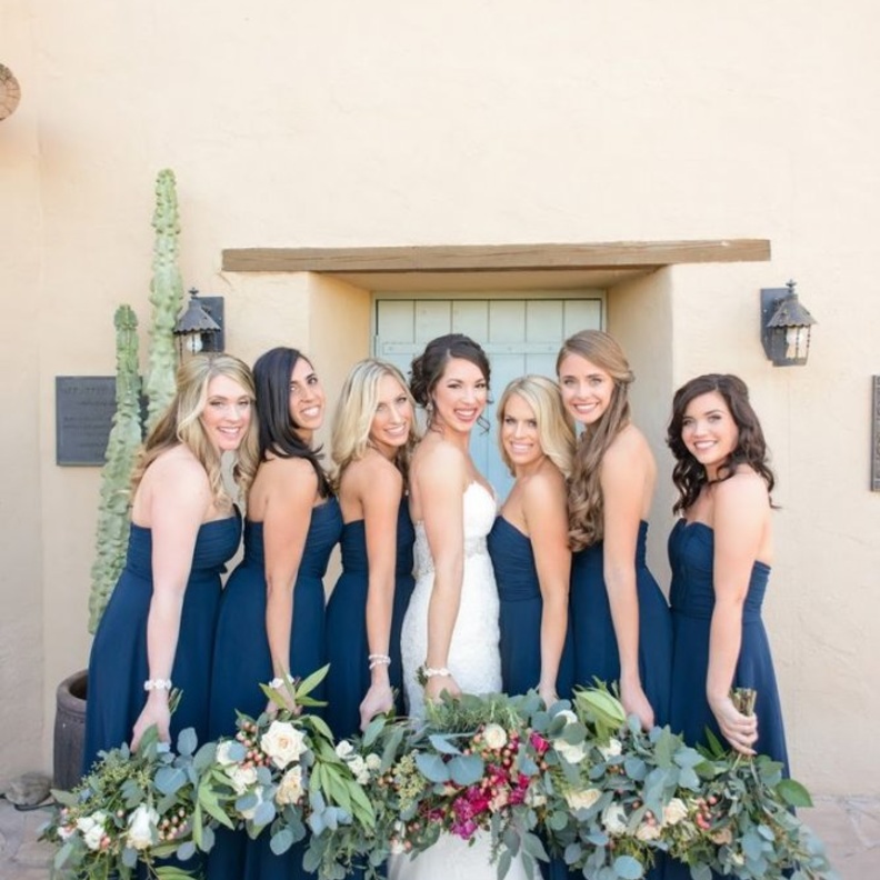 تسريحات متنوعة للوصيفات منها تسريحة الكعكة والضفيرة والكيرلي