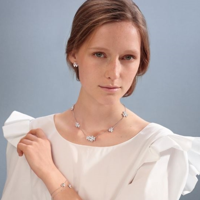 تحتفل فان كليف أند آربلز Van Cleef & Arpels بمجموعة مميزة ساحرة خاصة بموسم الاعياد ألا وهي دايمُند بريز TM أو نسيم الاألماس