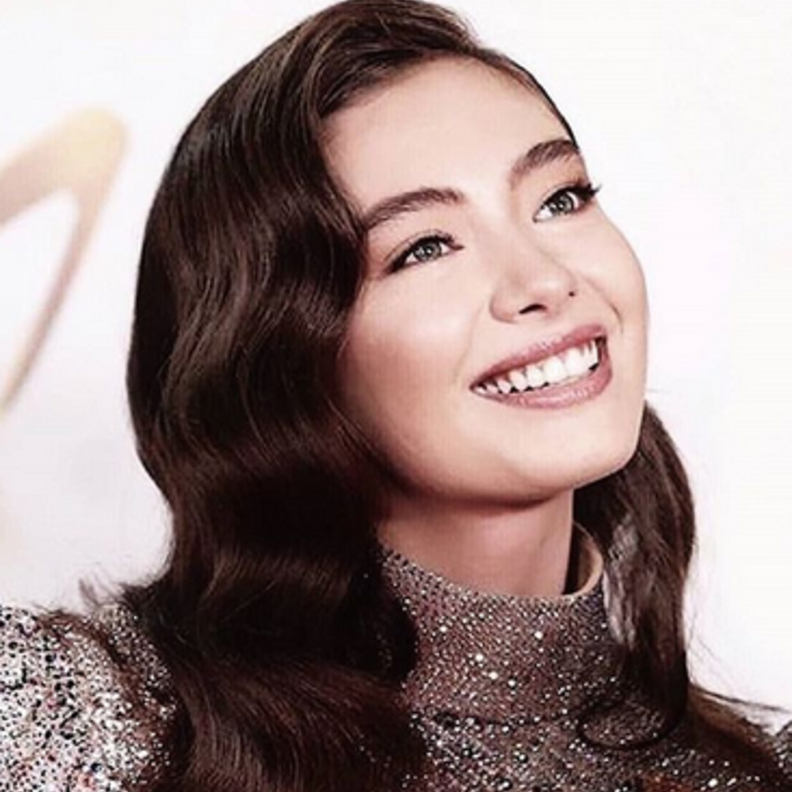 ناصليهان أتاجول ترتدي فستان يزن 12كجم من الأحجار الكريمة