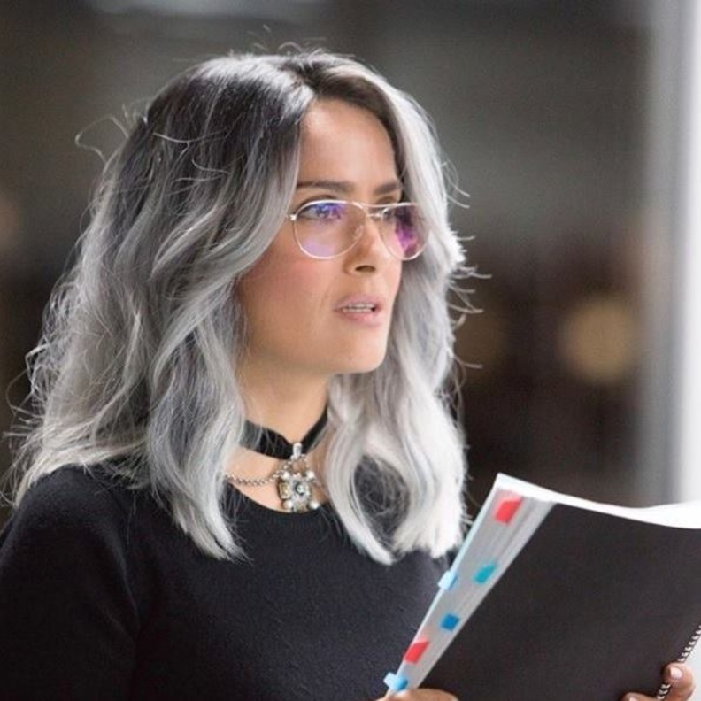 سلمى حايك بشعر رمادي أثناء تمثيل شخصية فيلمها الجديد!