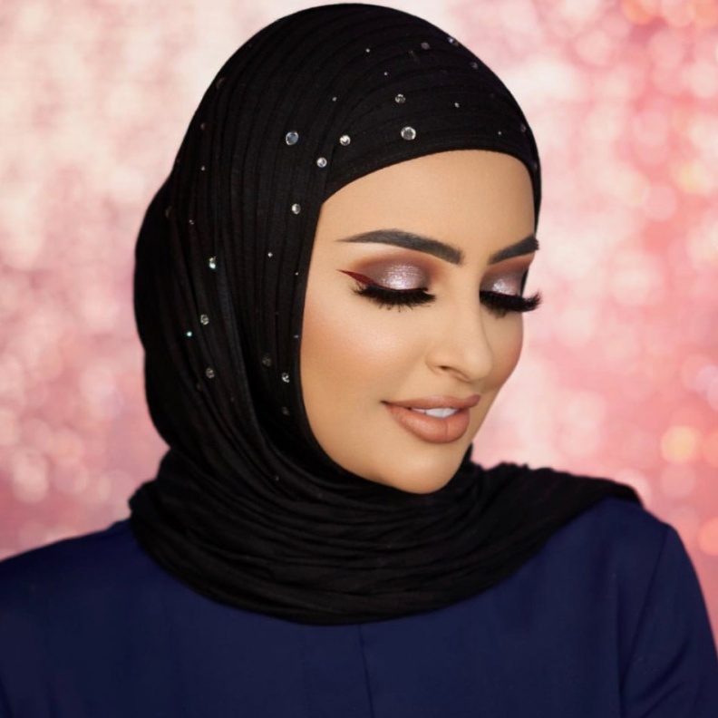 إضافة لمسة براقة ناعمة للآيلاينر.