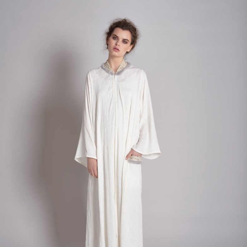 قفطان مغربي باللون الابيض