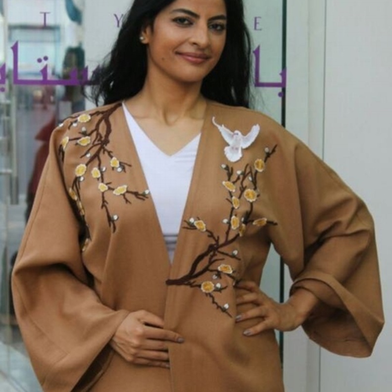 عباية ناعمة بتصميم عصري من عفة الدباغ