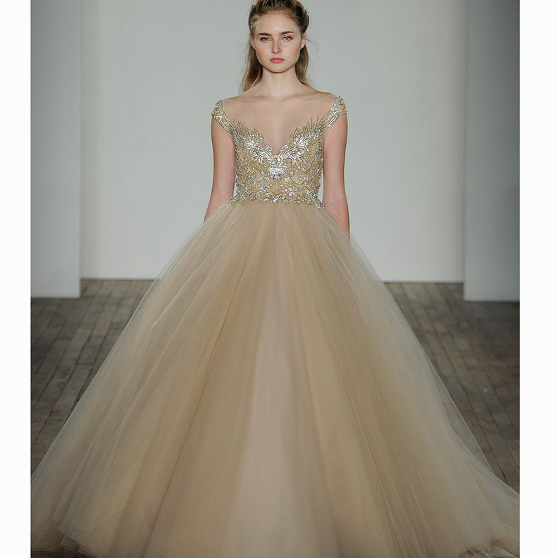 فستان زفاف عصري باللون الذهبي من مجموعة Franseca Miranda للعروس