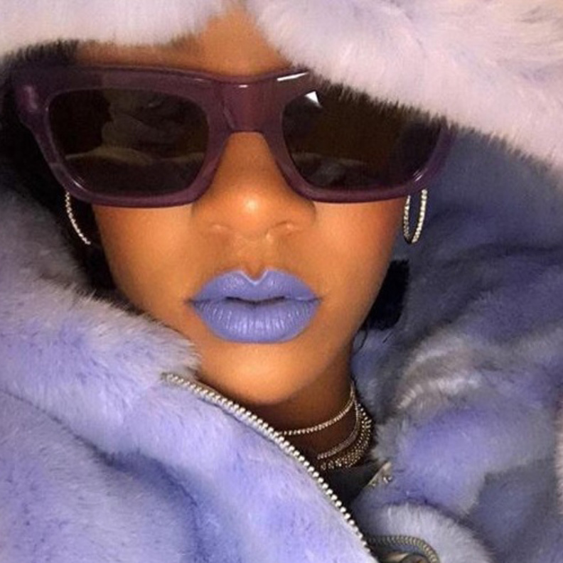 ريهانا ‏‎ Rihannaاختارت احمر شفاه فاتحباللون الازرق