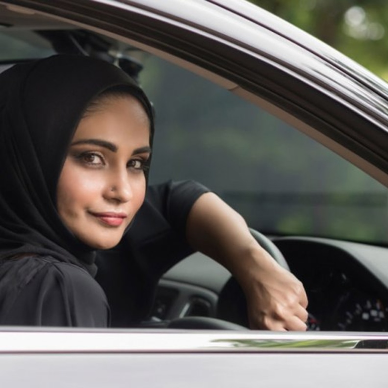 السماح للمرأة السعودية بقيادة الشاحنات والدراجات