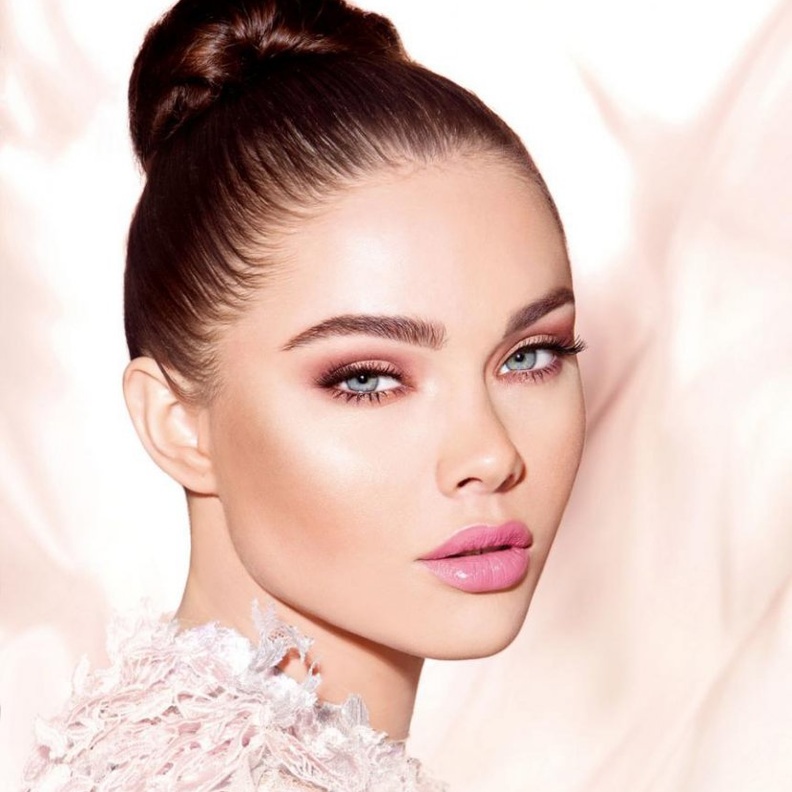 اختاري الطرق الطبيعية لتكثيف حواجبك.