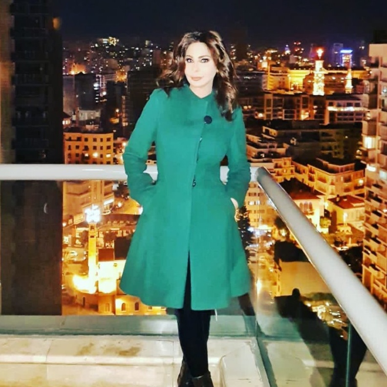 معطف باللون الاحمر مع السحاب المستقيم