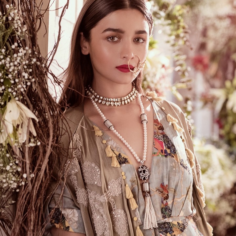 عليا بهات تفوز بجائزة أفضل ممثلة أفلام.