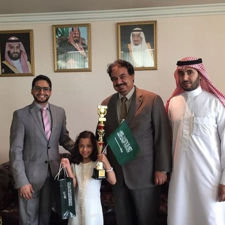 تكريم الطالبة عروب في مكتب سفير خادم الحرمين الشريفين.