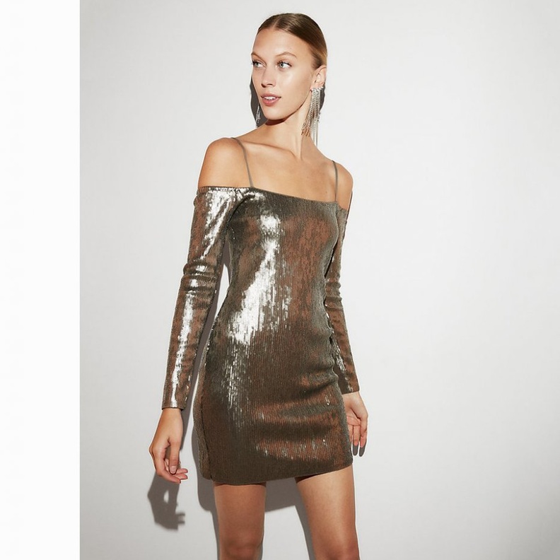 شاركي اختفالات نهاية العام بفساتين من الترتر