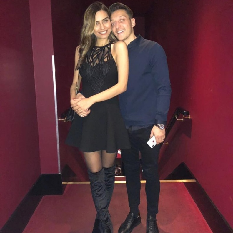 مسعود اوزيل مع خطيبته