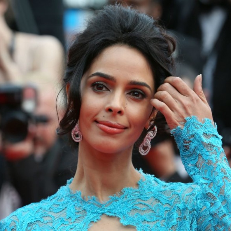 ماليكا شيرويت تطرد من منزلها في باريس.