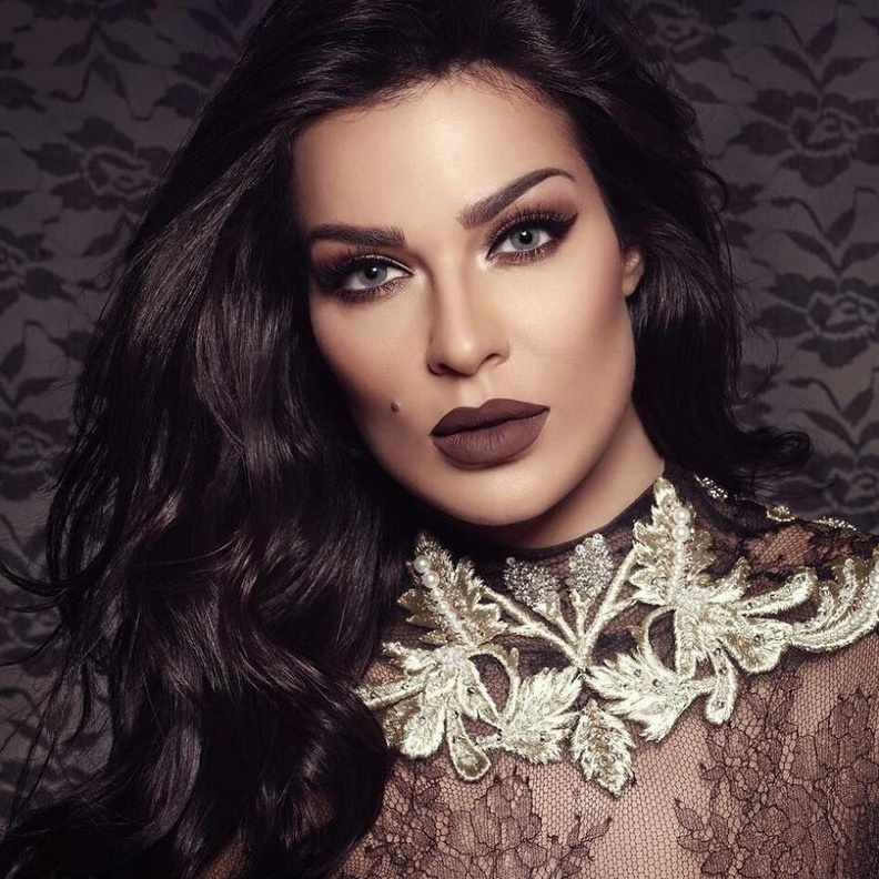 احمر شفاه وردي على خطى نجوى كرم