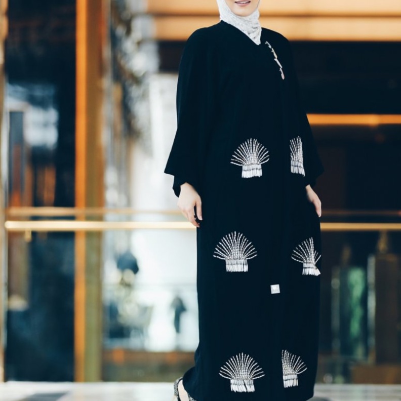 عبايات شتوية للمحجبات 2018 مع الزخرفات والتطريز من دينا طوكيو.