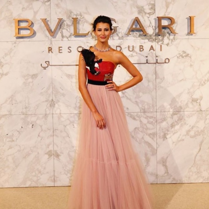 فستان ابيض ناعم من كلوي اختارته ريم سعيدي